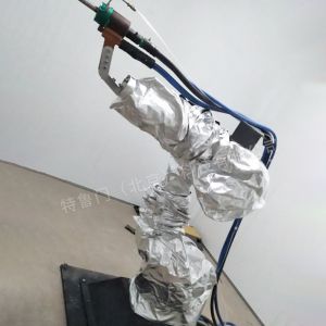 焊接作业的防护装备：焊枪防护套与机器人阻燃防护服