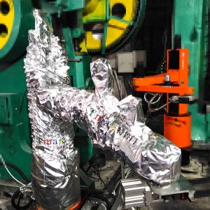 热冲压作业中,机器人防护服的作用有多大