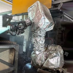 热板冲压搬运机器人防护服的功能及应用