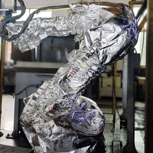 压铸取件机器人防护服核心作用解析