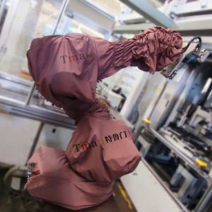 机加工车间必备：防切削油机器人防护服